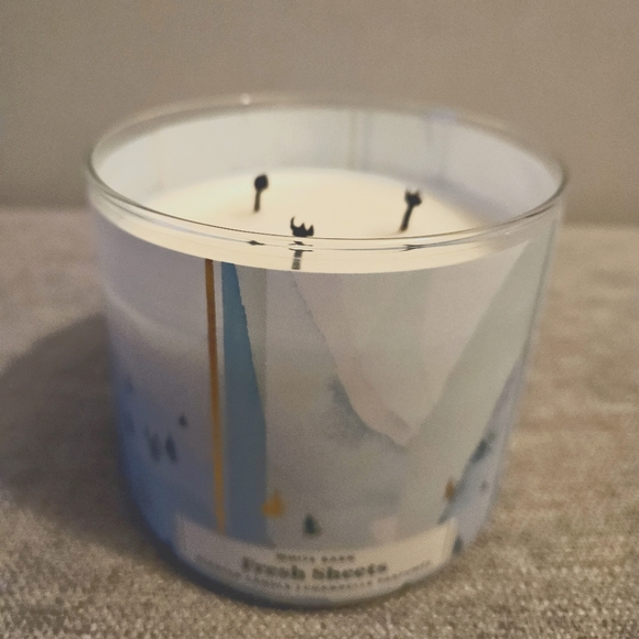 Bath & Body Works Candle - Picture 2 of 5